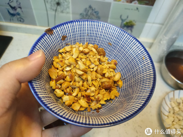 香菇酱不用买了，在家就能做，酱香浓郁无添加，拌米拌饭都合适