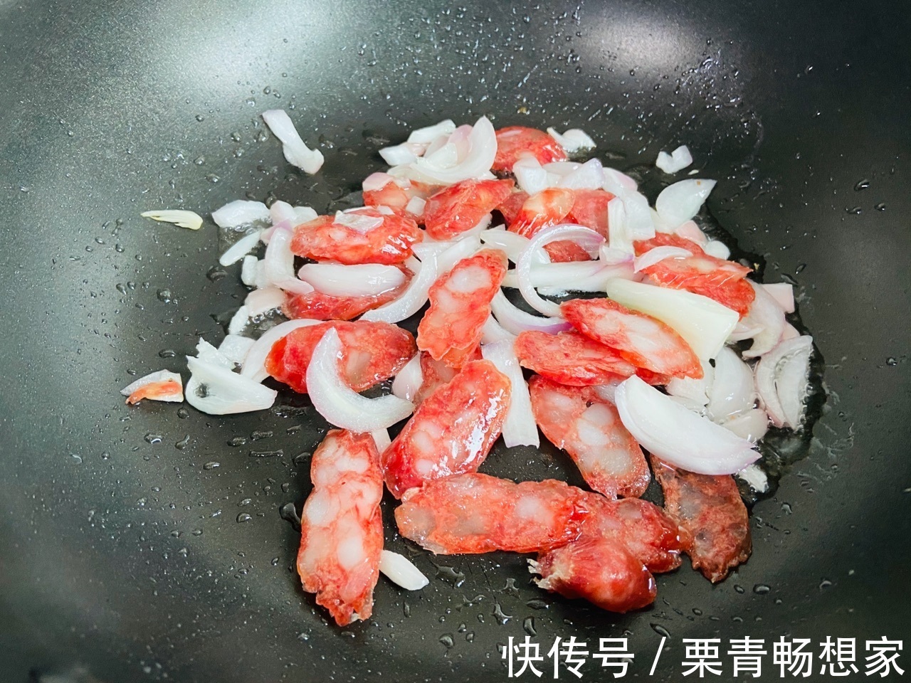 香菇土豆腊肠焖饭,美味好吃,健康有营养