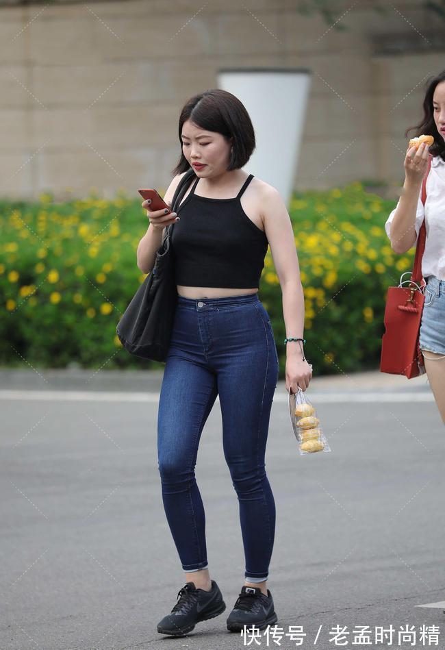 修身牛仔裤|黑色不只可以搭配白系,搭配蓝系牛仔裤,也可展现休闲时尚范儿