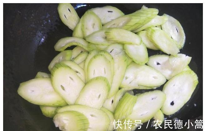 丝瓜|炒丝瓜,别只知道干炒,多加1步,丝瓜嫩绿不发黑