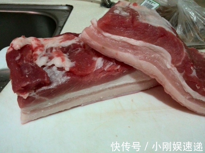 猪肉别冻进冰箱了,农村奶奶教我4个土方法,不解冻,和鲜肉一样