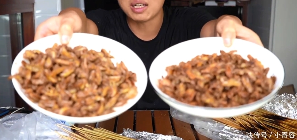 竹签|吃货买来五百根烧烤,剥下肉后,才知买的是竹签