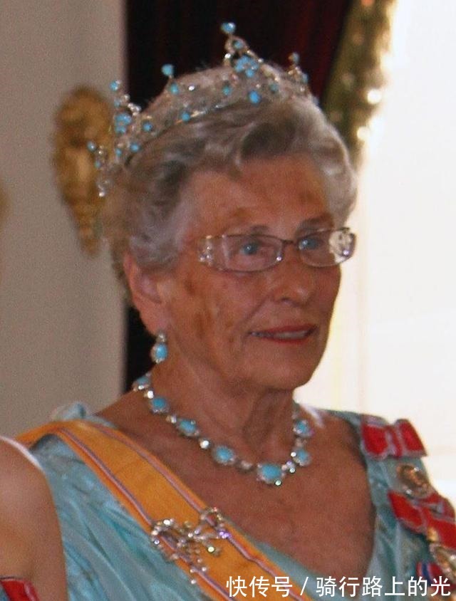 玛格丽塔 王室珠宝听说,钻石蝴蝶结胸针和珍珠更配哦