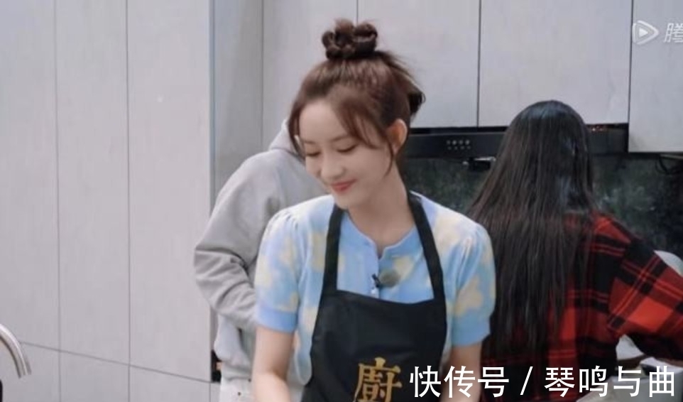 难堪|孟子义让郭麒麟给自己系安全带，警惕对方炒CP，张翰可不惯着她？