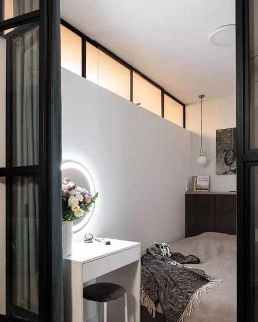 卧室|客厅一分为二当卧室,用玻璃折叠门做隔断,聪明人都这样设计了