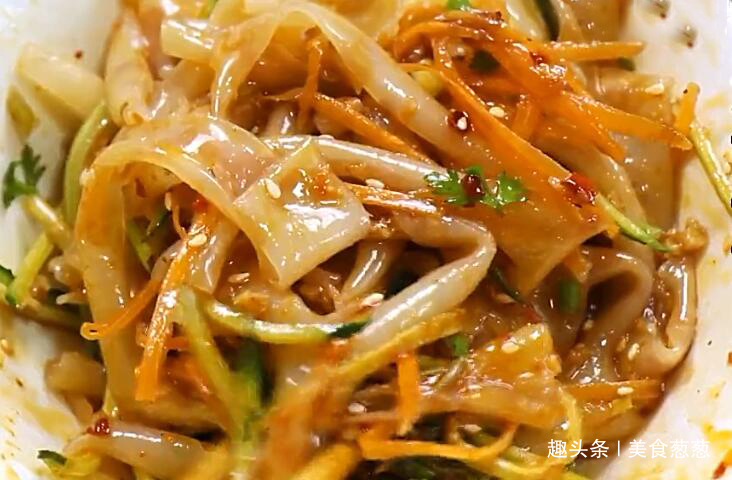 教你在家自制凉皮,不洗面,不揉面,透亮筋道,怎么扯都不断