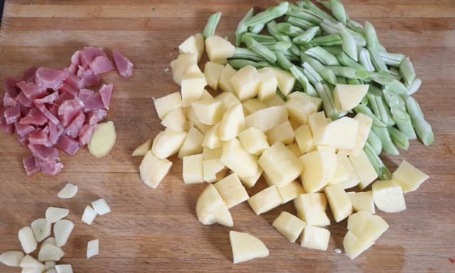 在老姐家做客,只炖了一锅菜,全家老小7口人吃饱喝足,太满足了