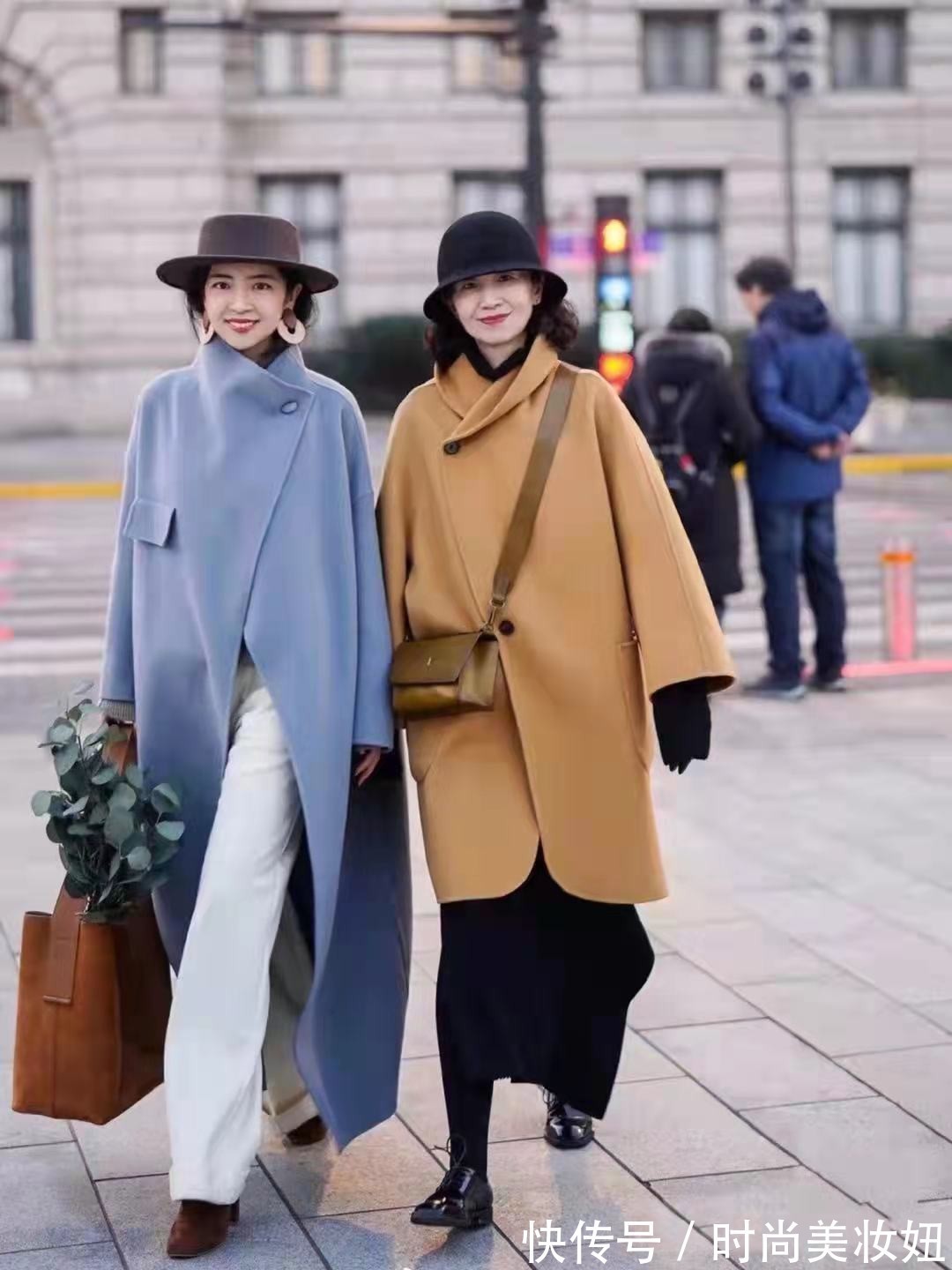 大衣|60岁女人会不会穿“大衣”,区别在这4点,穿对了高级又体面