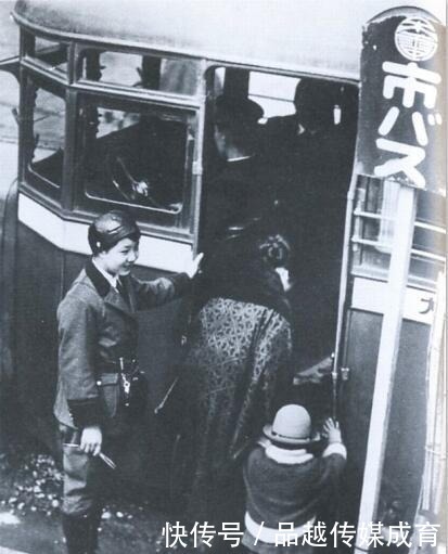 日本|老照片:洋人帅哥让日本泳装女很羞涩 全面侵华上层仍然歌舞升平