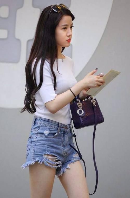 美女穿搭：年轻人要尝试新鲜的事物，时髦的搭配，教你玩儿时尚圈！