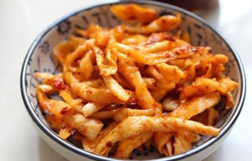 腌萝卜时加盐是大忌,很多人都不懂,多加点这个,萝卜爽脆不回软