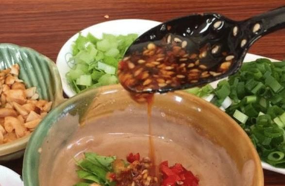 稀释芝麻酱，用水还是用油？弄错了，芝麻酱不香，不细腻也不顺滑