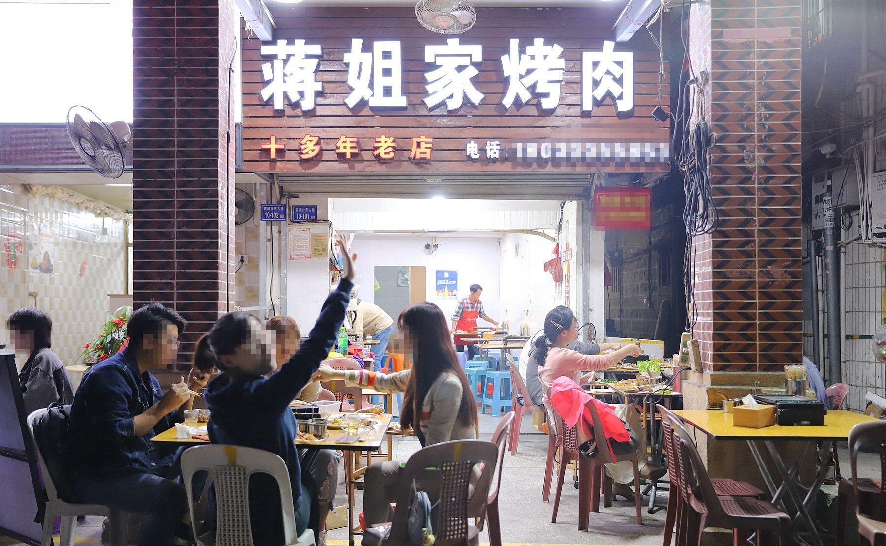 小姐姐|没有一个正直吃货不爱肥肠，还有酸菜五花，大老爷们和小姐姐吃爽