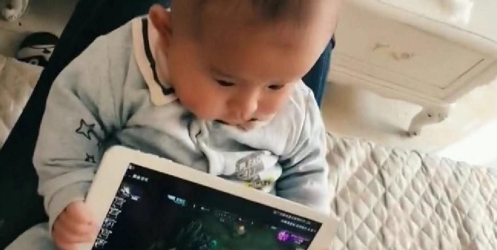 话费|“享受奶爸”带娃走红,把宝宝当成了手机支架,网友:话费送的