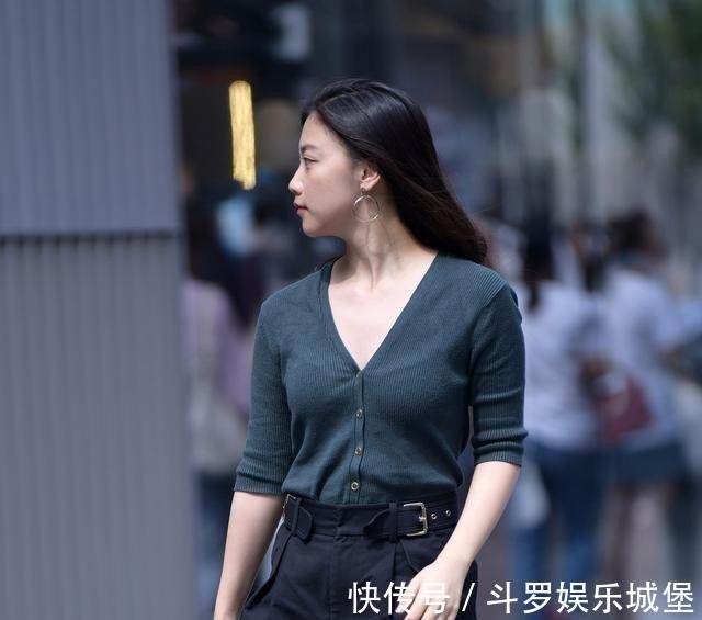 百搭 春天,选择一字带凉鞋,学习时髦精的“一鞋多穿”,简约又百搭!