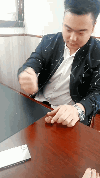 |搞笑GIF:一张图告诉你 全班就我一个男生有多开心