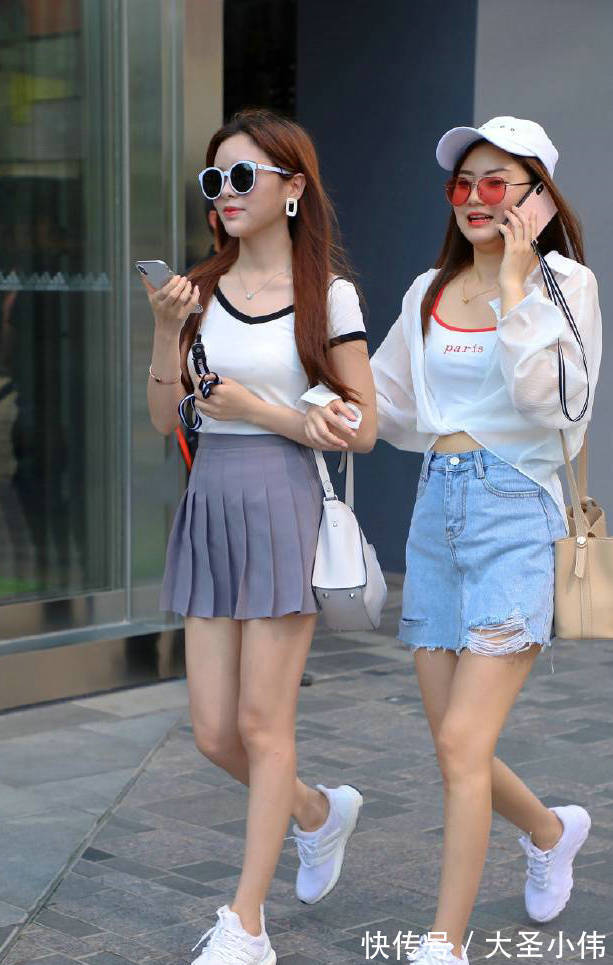 短裙|美女街拍:百褶的短裙搭配一双白色的运动鞋,看着好青春