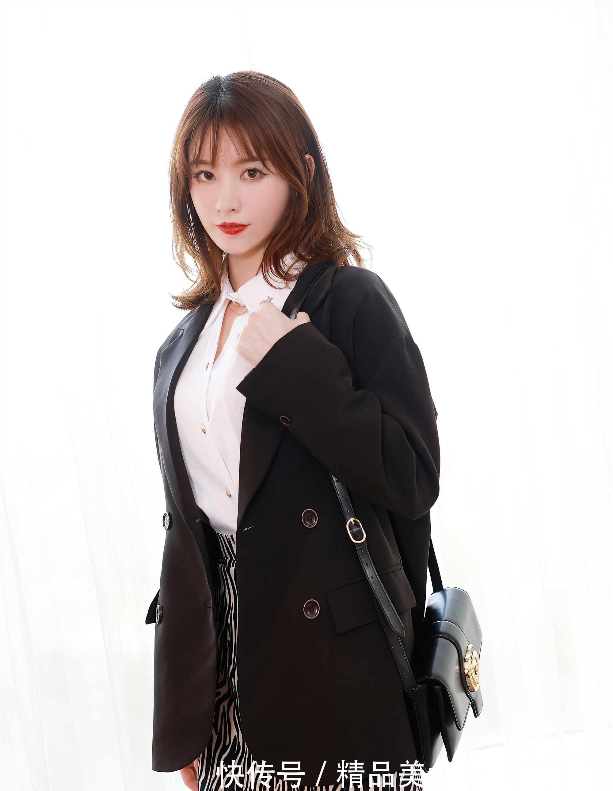 衬衫|白色的衬衫,很具高级感,下搭豹纹短裙,有一种时尚个性的感觉