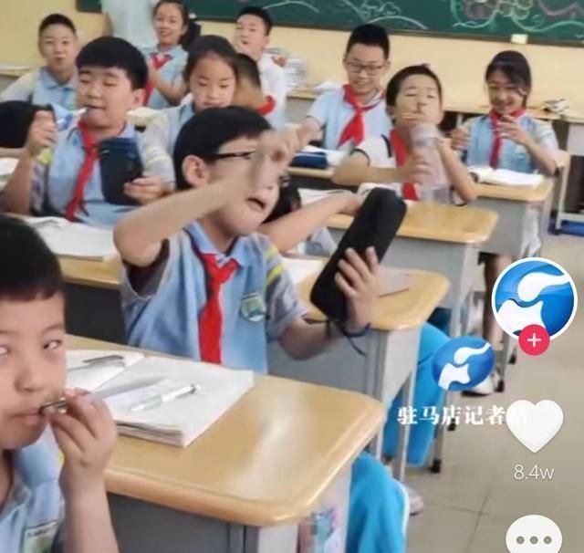 孩子们|老师让孩子们模仿爸爸回家,全班动作一致,同一个世界同一个爸爸