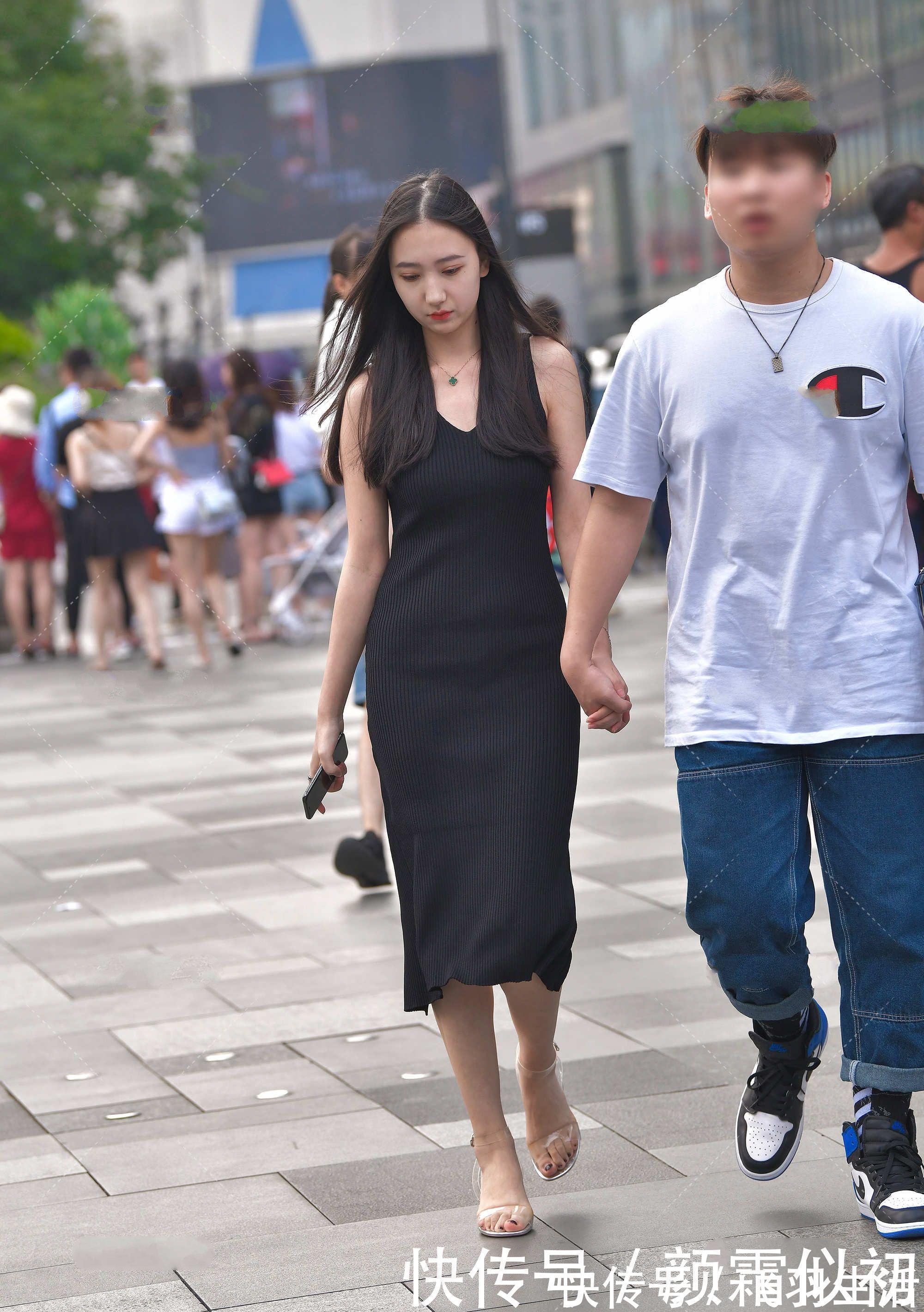 一字带|一件黑色针织连衣裙,让全黑系穿搭也可以温柔气质