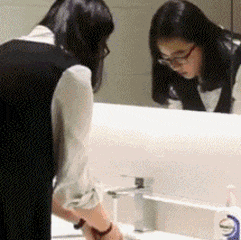 |搞笑GIF:我都不敢这么p,她却敢这么长!