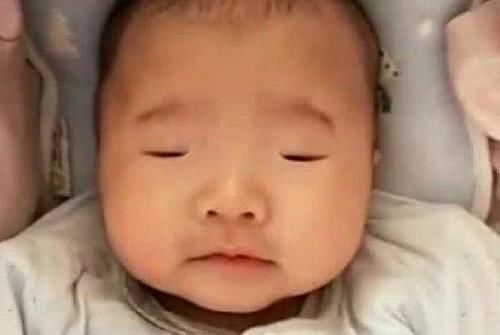 男宝|宝妈生下7斤男宝,儿子“没眼睛”急坏小两口,医生检查后笑出声