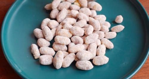 花生米中加1个鸡蛋，吃一次就忘不了，做法简单，年夜饭必备