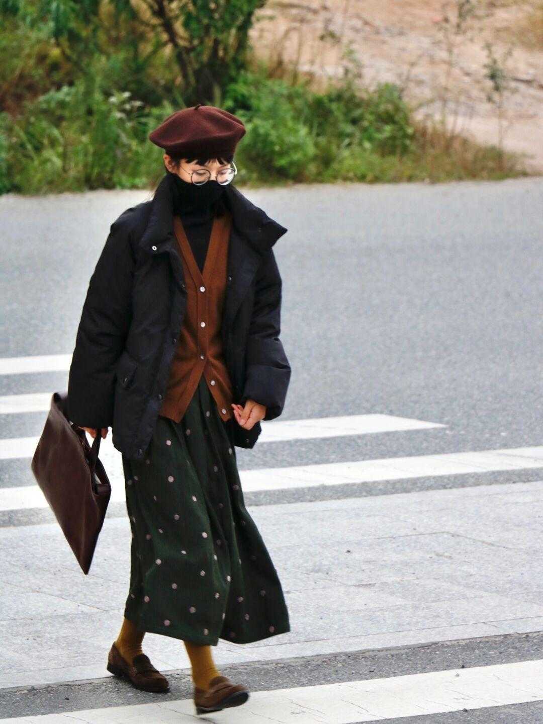 羽绒服|又被“黑色羽绒服”惊艳到,款式简单却很显气质,你有了吗?