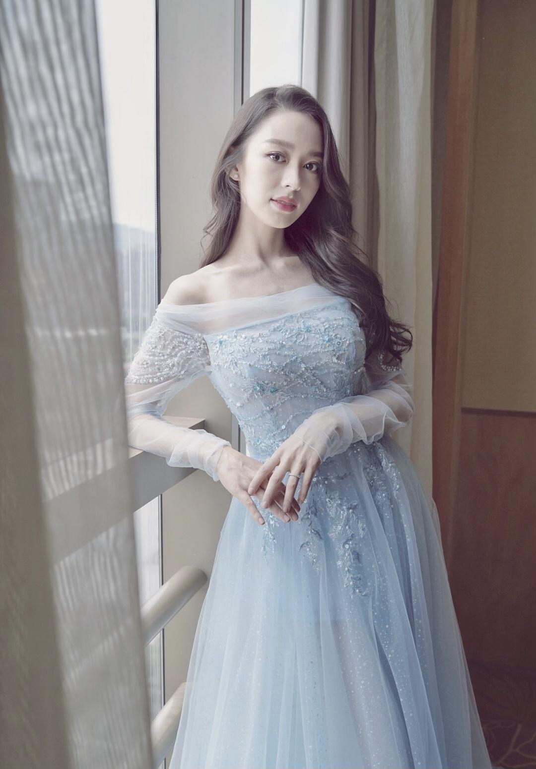 高挑|吉娜又美出新高度,灰色针织衫配修身长裤高挑利落,腰细得像P的