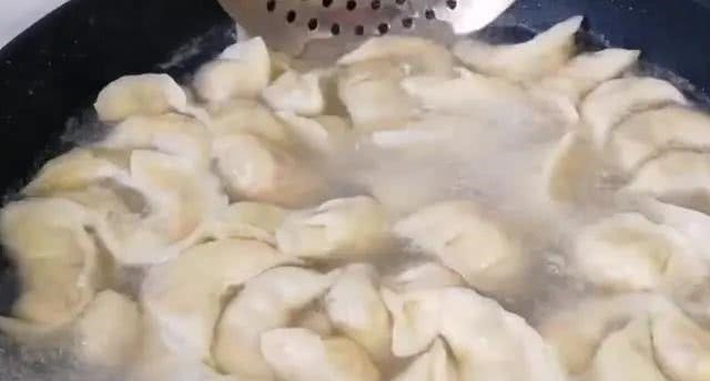 包饺子别放肉和鸡蛋了,用它做馅料,比肉饺子还香,营养还补钙