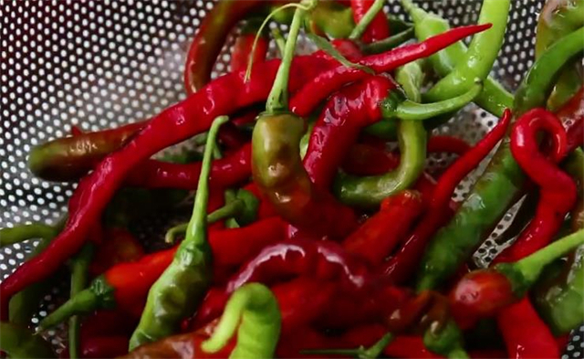 教你在家腌茄子，1次买10斤老茄子腌制起来，做法超简单