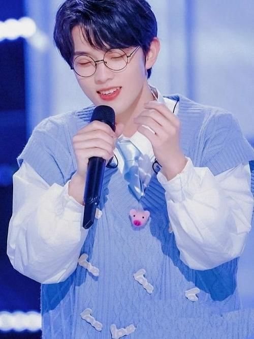 眼型多种多样，桃花眼朦胧惊艳很是治愈，这两种是颜值的硬伤