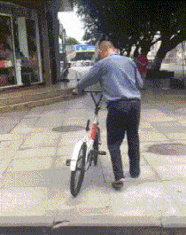 |搞笑GIF:大姐 你穿的是假裙子吧 起跳那一下真的吓到我了