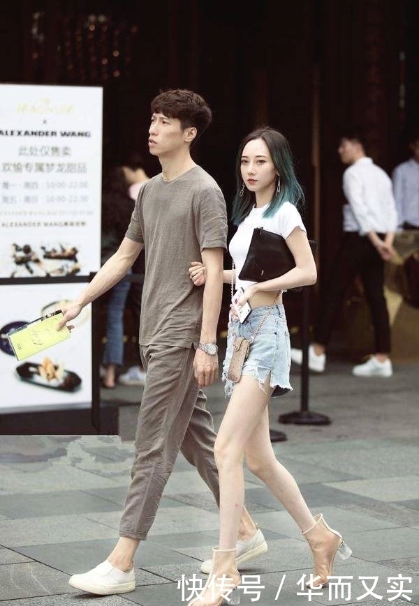 好身材|街拍：小姐姐白色露脐短T恤衫搭配牛仔短裤，好身材尽显性感迷人