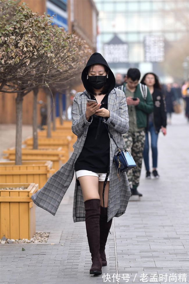 过膝靴 美女尖头短靴搭配宽松的裤子,一件米白色风衣,非常个性