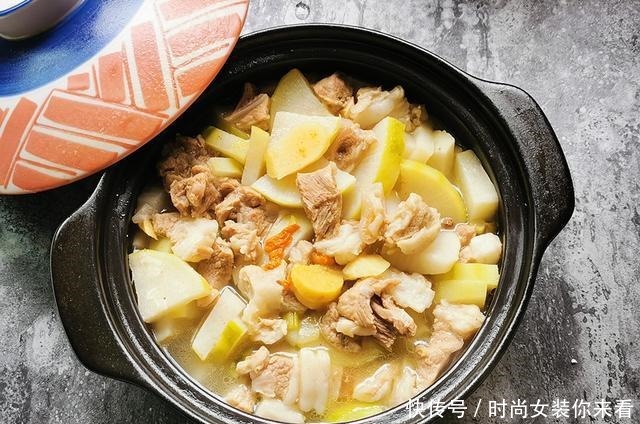 冬天就爱吃这菜,羊肉加萝卜一起炖不腥不膻,连锅一起端上桌