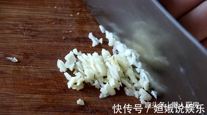 蒜蓉剁椒|教你做最简单的剁椒金针菇,配上秘制蒜蓉剁椒酱,味道超赞