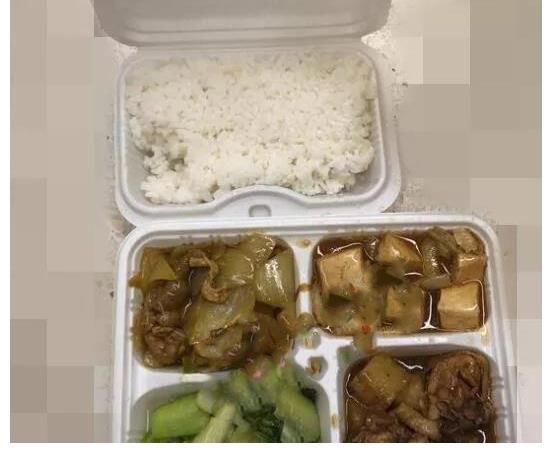 央视虎年春晚伙食曝光！四菜荤素搭配有大块肉，色泽诱人包装节俭