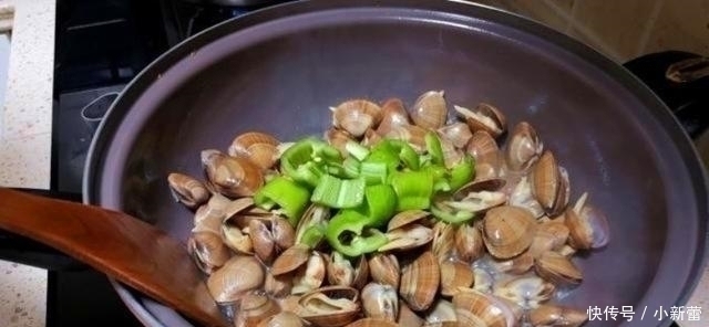 辣炒花甲|清洗花甲，有人滴油，有人加醋，大厨：都不对！这样做花甲狂吐沙