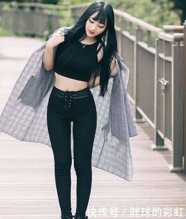 美女的大长腿细而长，穿搭牛仔裤的美得天独厚