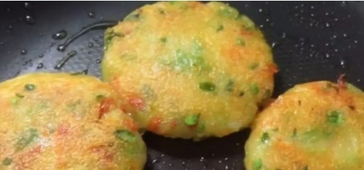 土豆饼|土豆新吃法，不用炒，不用炖，比烤肉还香，一定要做给最爱的人吃