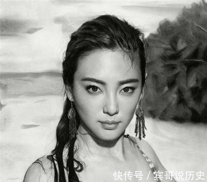 画家$年轻人画张雨绮戏水素描，放大16倍后，网友这画比单反还牛！