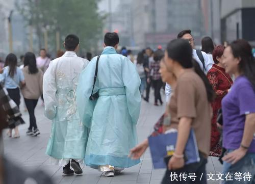 老板$汉服娘到小摊上买东西，老板“衣服很好看，就是长得不好看！”