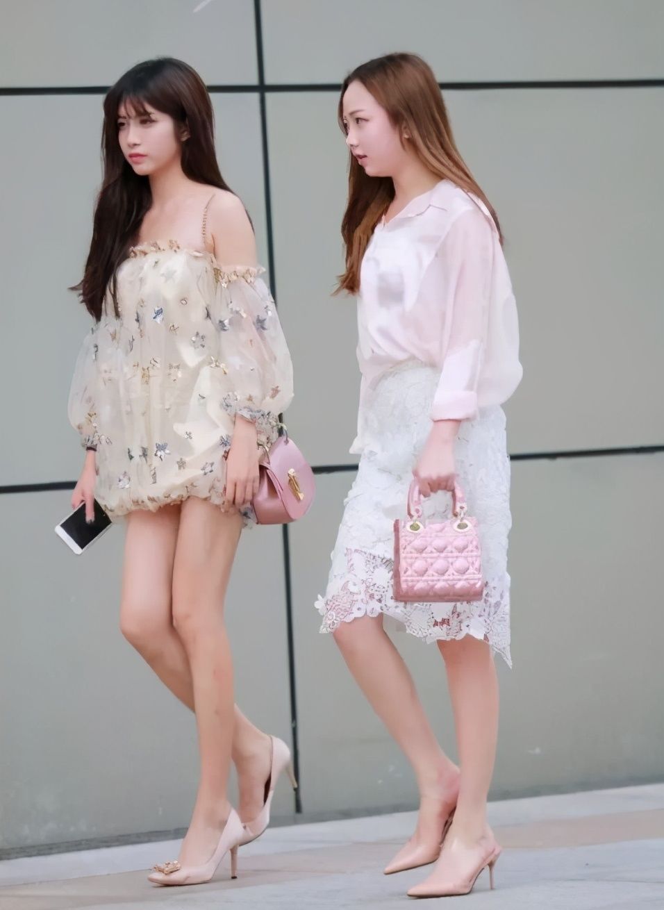美女|街拍：两位清新可爱的美女，可爱又性感的穿搭成为街头靓丽的风景