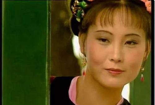 红楼梦&一个丫头的名字,刺激到王熙凤敏感的神经,她怒斥薛家太贪婪