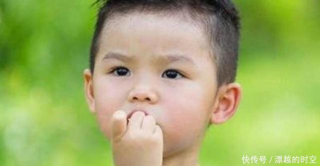 孩子|从小爱“咬指甲”的孩子,医生坦言长大后,多半逃不过两种结局