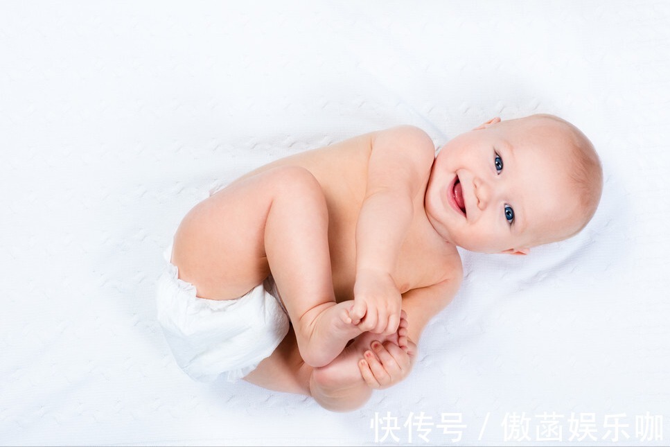 婴儿|婴儿拉完臭臭后,用水洗还是用湿巾擦?踩过坑的妈妈才知道的做法