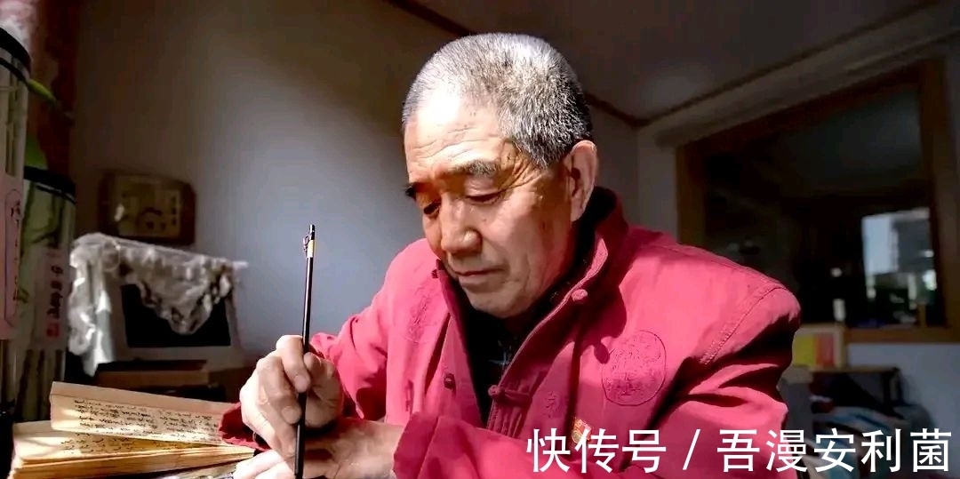 毛笔#山西七旬老人,历时七年,写废100多支毛笔练习书法,却遭嘲笑