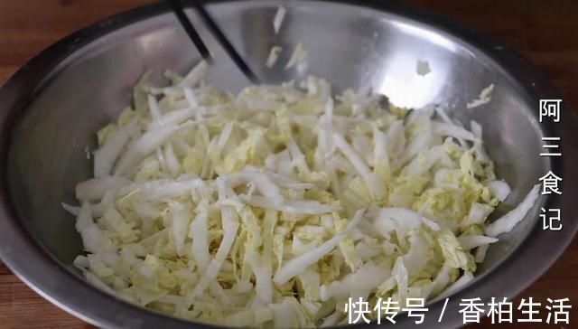 白菜别再炖了，加1碗玉米面，教你新做法，营养又解馋，比肉还香