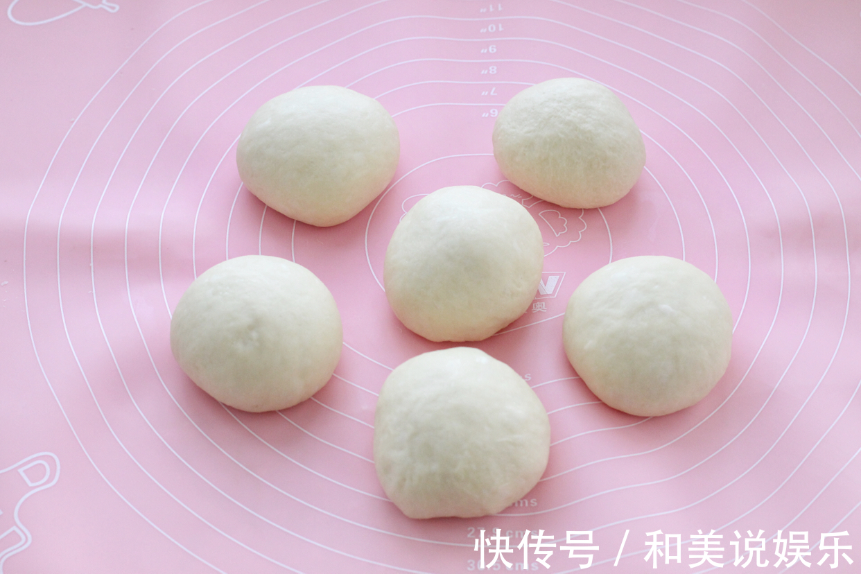 吃腻了甜面包换个口味，加点葱花和肉松，还没出炉就已经香飘满屋